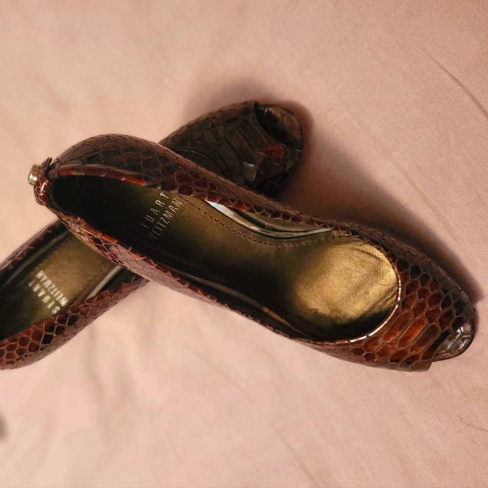 Snakeskin peephole pumps